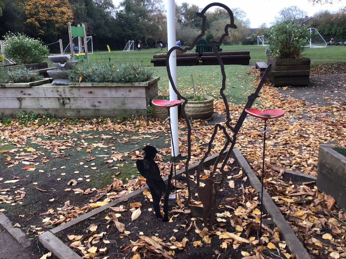 Look at our stunning War Memorial. Thank you gardeners for preparing the bed for them #LGCERemembrance