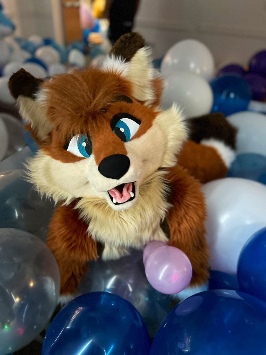 Lazy Friday 🦊🥱

#FursuitFriday