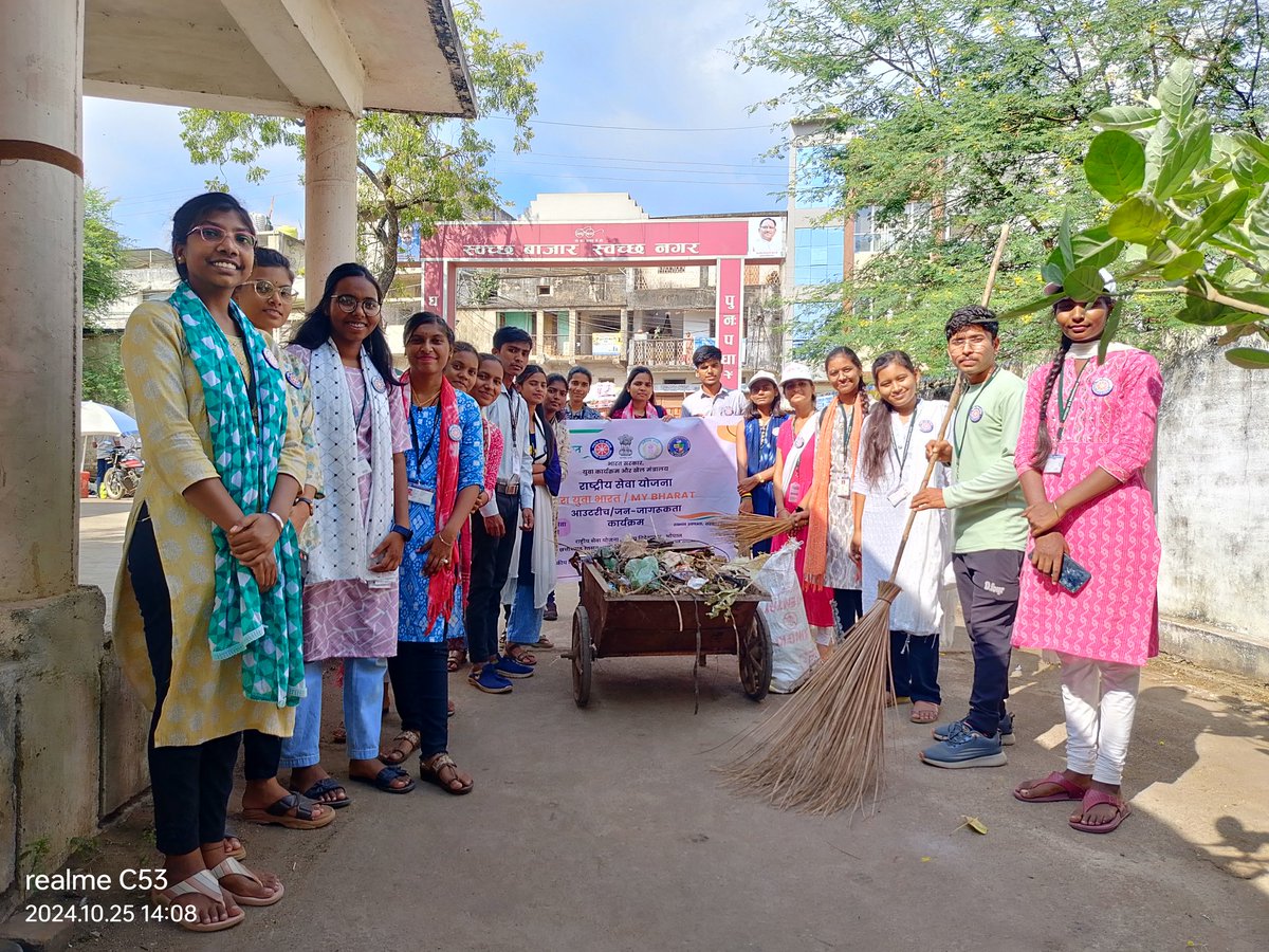 Kajal Jha NSS Volunteer🇮🇳 (@kajaljha0211) on Twitter photo आज शास दिग्विजय महाविद्यालय के <a href="/nssdmvrjn/">NSS UNIT DIGVIJAY COLLEGE RJN (C.G.)</a> वॉलिंटियर्स के द्वारा #rajnandgaon के बाजार में <a href="/mybharatgov/">Mera Yuva Bharat - MY Bharat</a> आउटरेज प्रोग्राम के अंतर्गत #स्वच्छता अभियान चलाया गया चलाया गया जिसमें सभी को हम सभी ने #स्वच्छता के प्रति जागरूक किया और उनके जिम्मेदारियां उन्हें स्मरण कराई।
स्वच्छ भारत 🇮🇳✨ आज शास दिग्विजय महाविद्यालय के <a href="/nssdmvrjn/">NSS UNIT DIGVIJAY COLLEGE RJN (C.G.)</a> वॉलिंटियर्स के द्वारा #rajnandgaon के बाजार में <a href="/mybharatgov/">Mera Yuva Bharat - MY Bharat</a> आउटरेज प्रोग्राम के अंतर्गत #स्वच्छता अभियान चलाया गया चलाया गया जिसमें सभी को हम सभी ने #स्वच्छता के प्रति जागरूक किया और उनके जिम्मेदारियां उन्हें स्मरण कराई।
स्वच्छ भारत 🇮🇳✨