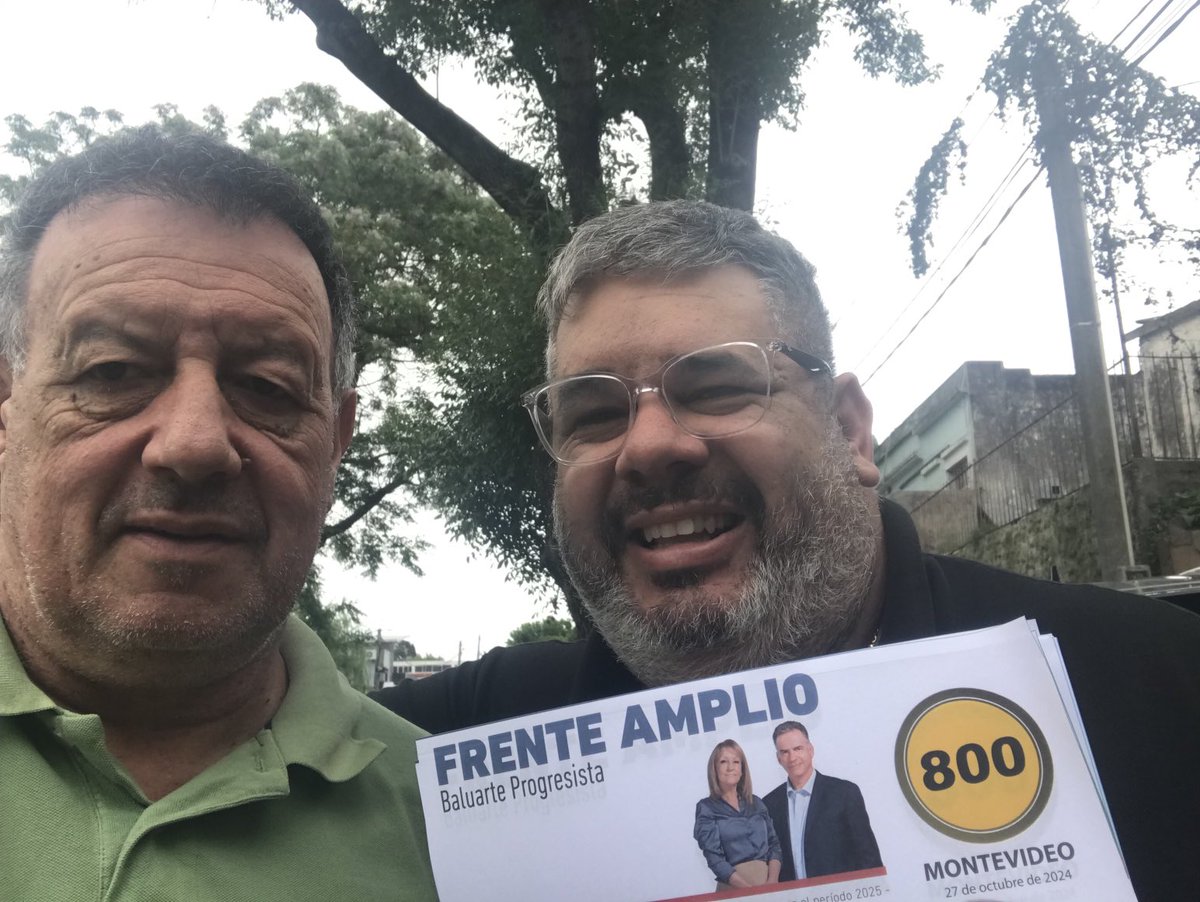 Daniel_Bianchi_'s tweet photo. ⁦@SumemosUy⁩ en el puerta a puerta con el Senado de ⁦@CosseCarolina⁩ para el triunfo el domingo del ⁦@Frente_Amplio⁩… cada vez más cerca.. https://t.co/1HfrwpAxN3