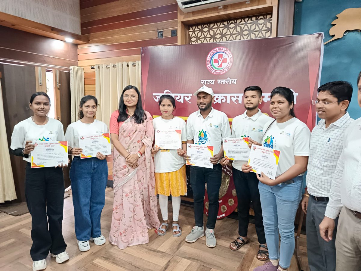 राज्य स्तरीय जूनियर रेड क्रॉस जम्बूरी में अपने पूर्ण सहयोग और उत्कृष्ट प्रदर्शन के लिए युवोदय दुर्ग को दुर्ग कलेक्टर सुश्री ऋचा प्रकाश चौधरी मैडम  द्वारा प्रशस्ति पत्र देकर सम्मानित किया गया एवं उनके उज्जवल भविष्य के लिए शुभकामनाएँ दी गई।

#Yuvodayvolunteers 

<a href="/ChhattisgarhCMO/">CMO Chhattisgarh</a>