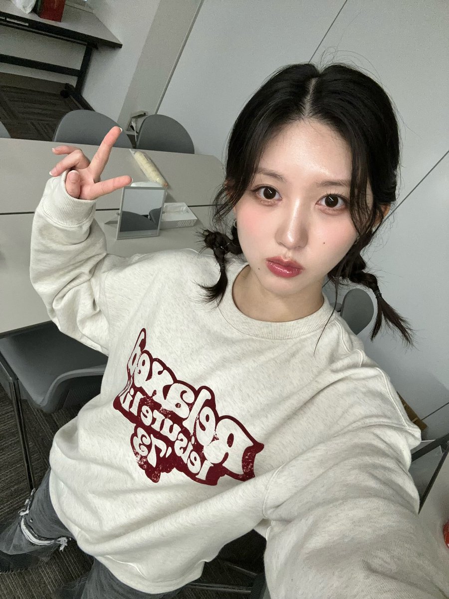 IVE_twt's tweet photo. 헷🤨

#IVE #아이브 #GAEUL #가을 https://t.co/w36m5ErlP1