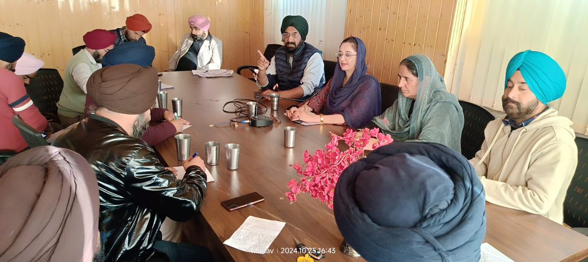 JugmeetBali's tweet photo. Today,Chairperson ASMEA/AEJAK held a very important meeting at Gurudwara Shaheed Bunga to discuss burning minority issues and to welcome the newly elected Government. @OfficeOfLGJandK @OmarAbdullah @HMOIndia @PMOIndia @JmuKmrPolice @srinagaradmin https://t.co/nfCUVrlxhM