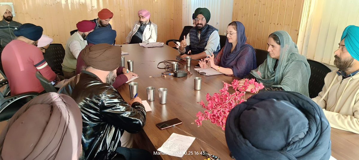 JugmeetBali's tweet photo. Today,Chairperson ASMEA/AEJAK held a very important meeting at Gurudwara Shaheed Bunga to discuss burning minority issues and to welcome the newly elected Government. @OfficeOfLGJandK @OmarAbdullah @HMOIndia @PMOIndia @JmuKmrPolice @srinagaradmin https://t.co/nfCUVrlxhM