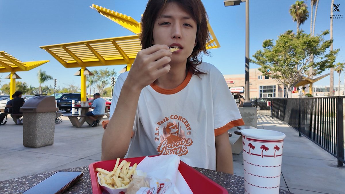 odteu's tweet photo. https://t.co/5eBnsvW4dn | Xdinary Heroes berjalan-jalan di Los Angeles! Memakan burger hingga pengalaman di pusat gitar dan jalan-jalan santai di sekitar Santa Monica, 𝘓𝘈 𝘵𝘳𝘦𝘢𝘵𝘦𝘥 𝘶𝘴 𝘴𝘰 𝘸𝘦𝘭𝘭. Aku tidak sabar untuk kembali. Sampai jumpa lagi, Villains! https://t.co/H9hb9r9IZT