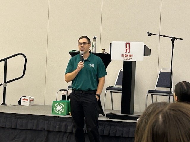 JustDFarrar's tweet photo. Honored to have the opportunity to talk about storm chasing and Leadership at the SE District 4-H Leadership Conference as an Oklahoma 4-H alumni. "Leading Through the Storm" #okwx #4H https://t.co/GiOZHtrn2G