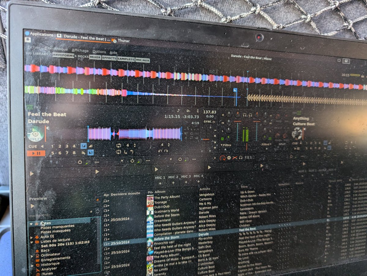 Ça bosse dans le train avant d'aller se faire tatouer. Puis FBL :)