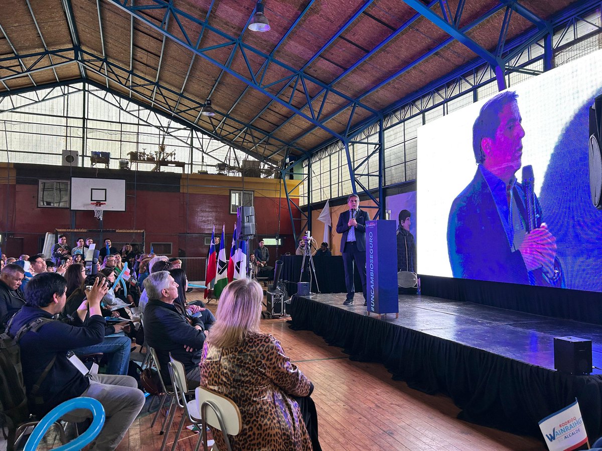 ale_santanat's tweet photo. Tremendo cierre de campaña junto a Rodrigo @WAINRAIHGT en #PuertoMontt. Gracias a todos quienes nos acompañaron, gracias a quienes confían en nuestra propuesta de unidad para la #RegiónDeLosLagos. https://t.co/2hMDECvR0n