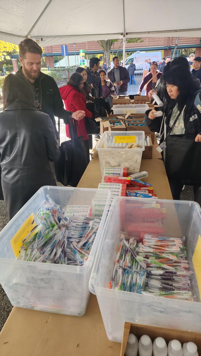 RESCUEorg's tweet photo. Thank you to all of the @Microsoft @Xbox employees who donated their time this week to assemble 1,000 hygiene kits for clients of our IRC Washington resettlement office 🧼🧴🪥 https://t.co/RV1CRB3aSV