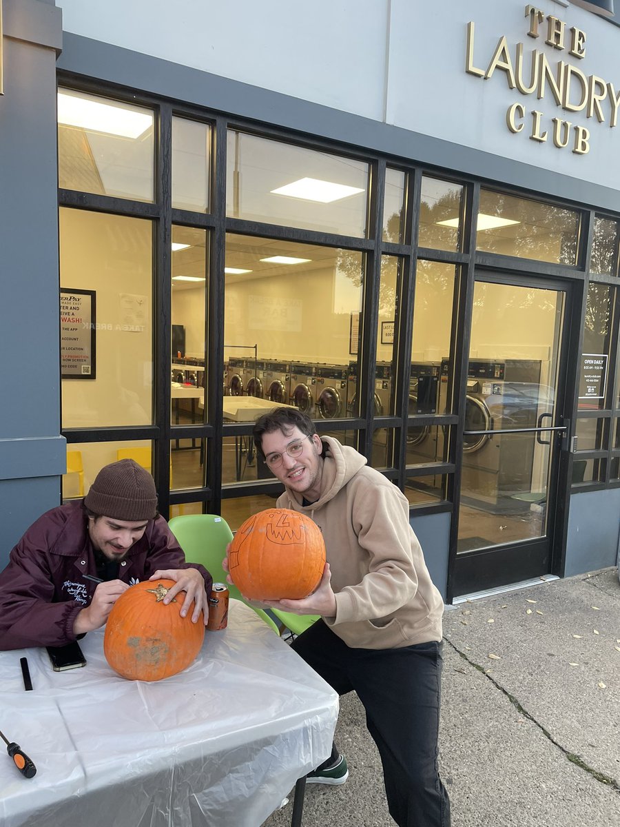 Was walking outta the laundromat like doo bee doo when suddenly I stumbled into a moment of wholesomeness. 

Couple of guys carving pumpkins, sipping on pumpkin ales outside of the clothing shop. 

Just having themselves a fall day on the sidewalk. Incredible. 🎃