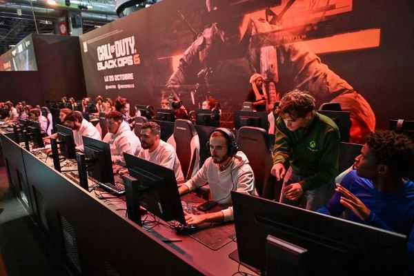 The streets are buzzing with excitement! From NYC to Paris, gamers are diving into the action with Call of Duty: Black Ops 6! Are you ready? 🚀 #BlackOps6 #GameOn Photos: 20241016 (Richard B. Levine / Levine-Roberts / Newscom), 57076999 (Abaca Press / Sipa USA / Newscom)
