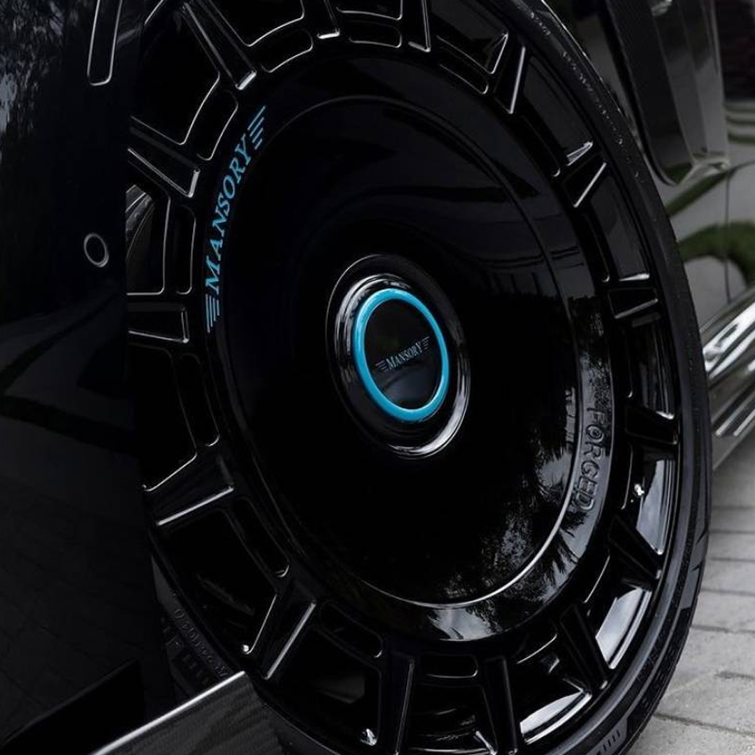 من المحتمل أن يكون المظهر الأسود بالكامل لهذه السيارة هو الذي يجعلنا نحبها، كما أنها بعيدة كل البعد عن كونها سيارة مبهرة أخرى، على الرغم من أنها جاءت من شركة تصنيع مثيرة

بدءًا من الخارج، يمكننا أن نرى أن سيارة رولز رويس سبيكتر المعدلة هذه تتميز بلمسات نهائية جديدة على الجانبين.