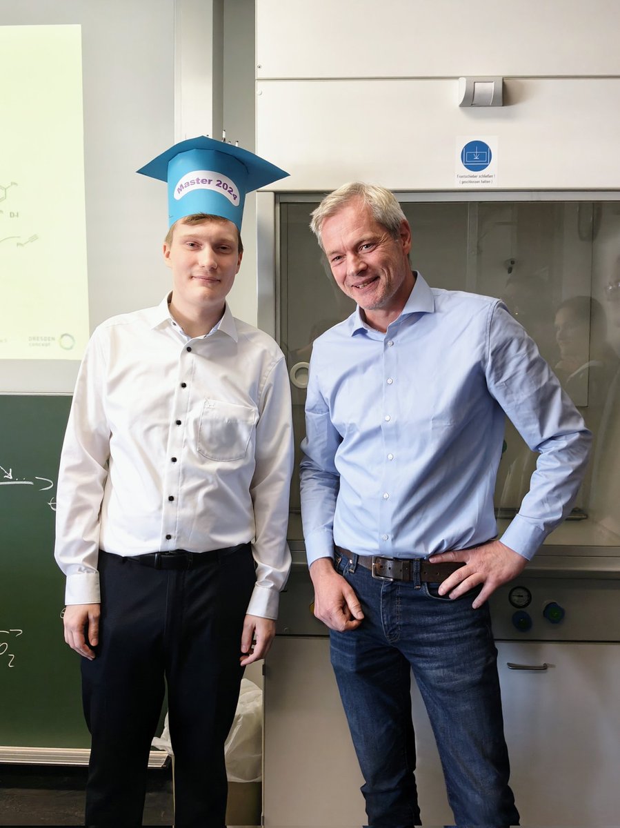 Congratulations to Tim on successfully defending his master thesis! 
Working in the field of catalysis he examined the [2+2+2]-cycloaddition of substituted 1,6-enynes. 
We wish him the best of luck for his further career! 🎓 
#Master #Science <a href="/tudresden_de/">TU Dresden</a> @TUD_Science