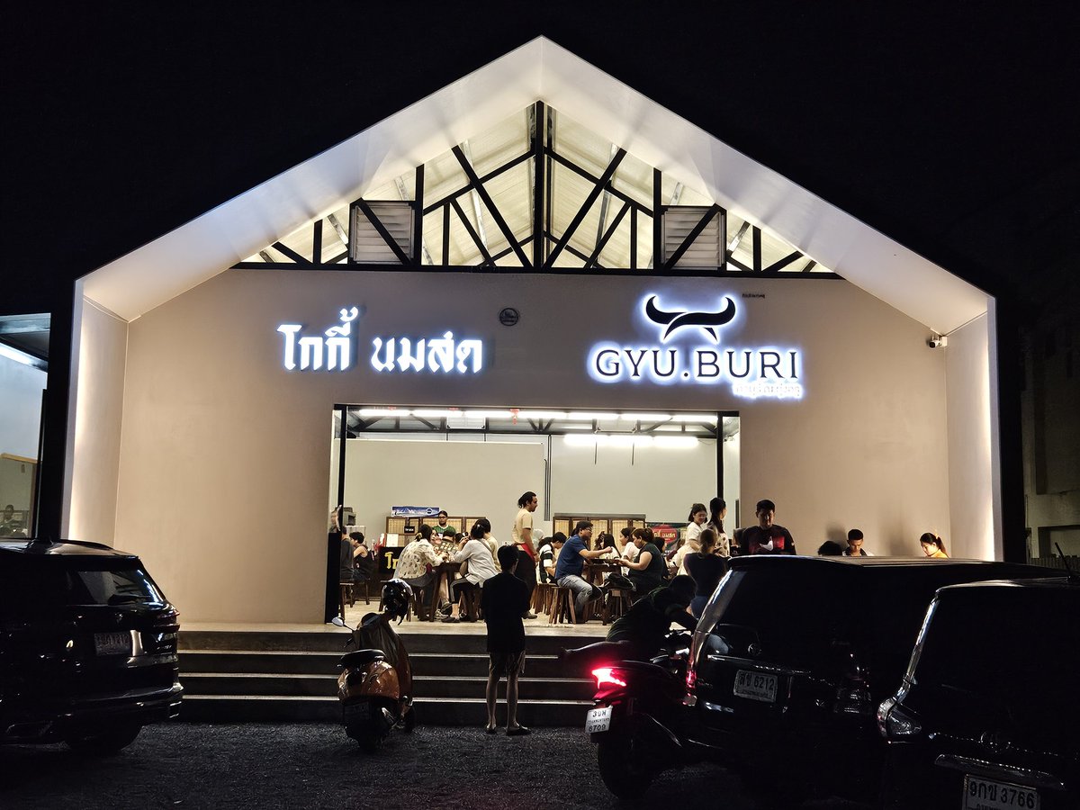 อย่าดูถูกพลังของ TikTok

วันก่อนภรรยาเห็นร้านชื่อ โกกี้ นมสด บนฟีดใน TikTok แล้วอยากไปลอง เพราะที่ร้านขายพวกขนมปังนึ่งและหมั่นโถวจิ้มสังขยารสชาติต่างๆ ดูน่ากินดี

วันนี้ไปลอง คนเยอะมาก มากแบบโคตรๆ ผมต้องรออาหารประมาณ 1 ชั่วโมง First impression ไม่ดีเลย

แต่มันมีสาเหตุครับ...