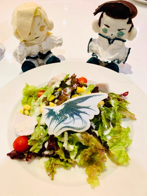バハムサラダはまじで食べたかったやつ。殿下の鱗(レタス)Bahamut Caesar saladLettuce is imaged his scales. So I ate Dion's scales. Bahamut icon can eat too! That was made with Monaka( is made from crispy wafers. )#FF16 #teredio #テラディオ 