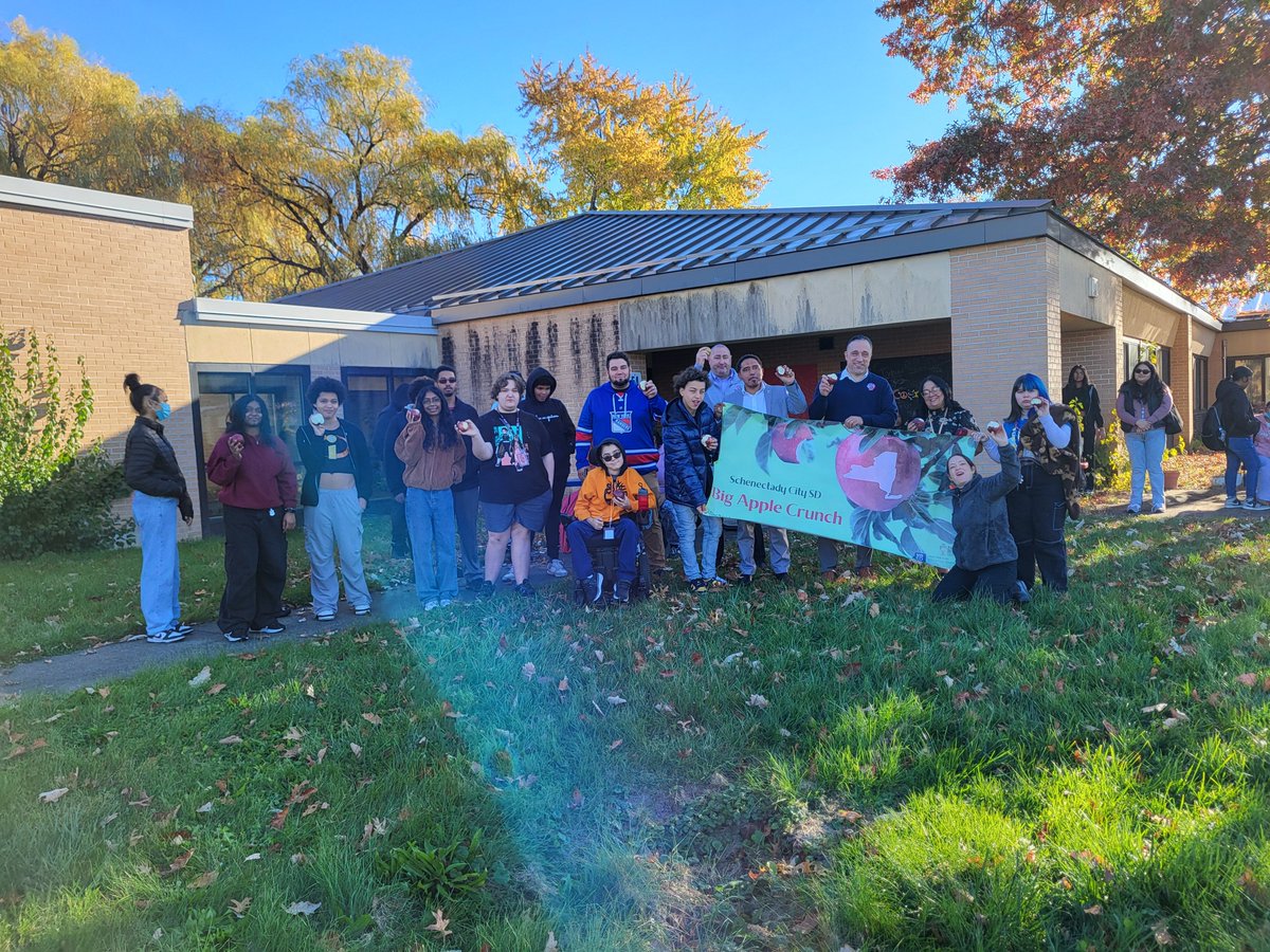 #bigapplecrunch at Schenectady Highschool Orchard today! The local apples were delicious. Someday we will be using apples from this Orchard for the event! #FarmtoSchool #schenectadyschools #farmonfoundation #Nysed #Nyurbanorchards