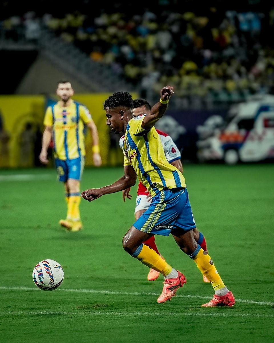 KeralaBlasters's tweet photo. Keeping things ticking ⏲️

#KeralaBlasters #KBFC #ISL #KBFCBFC #YennumYellow https://t.co/gZrY3BM4mK