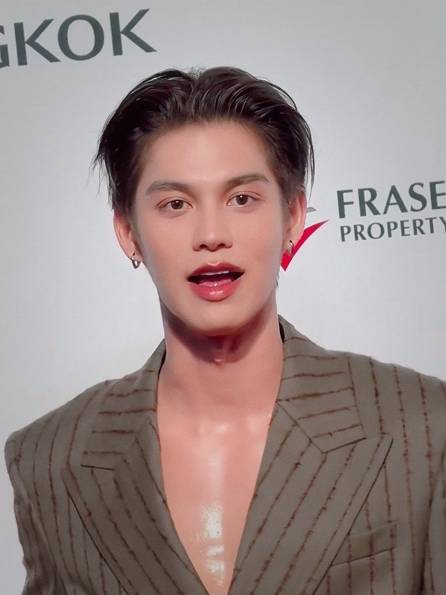 하 진짜 왜 잘생김 하나만 하지 않는거야 왜 귀엽기까지 하냐고!!!!!

#OneBangkokxBRIGHT 
#OneBangkok #TheHeartOfBangkok  
#bbrightvc <a href="/bbrightvc/">bright</a>