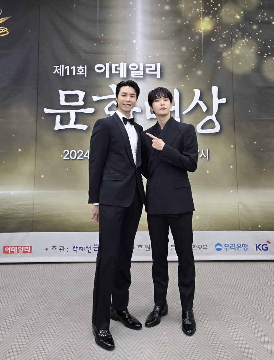 시즈니! 우리 콘서트 대상 받았다?!
언제나 시즈니를 만족 시킬만한 콘서트를 계획하다 보니까 이런 큰 상도 받을수 있는 것 같아. 우리칠 1월에 콘서트 하는 거 알지? 기대해줘 ?? - #JOHNNY

우리칠즈니 덕분에 정말 뜻깊은 좋은 상 받았어요. ㅜㅠ
고생한 우리 멤버들과 공연연출 스태프분들 정말