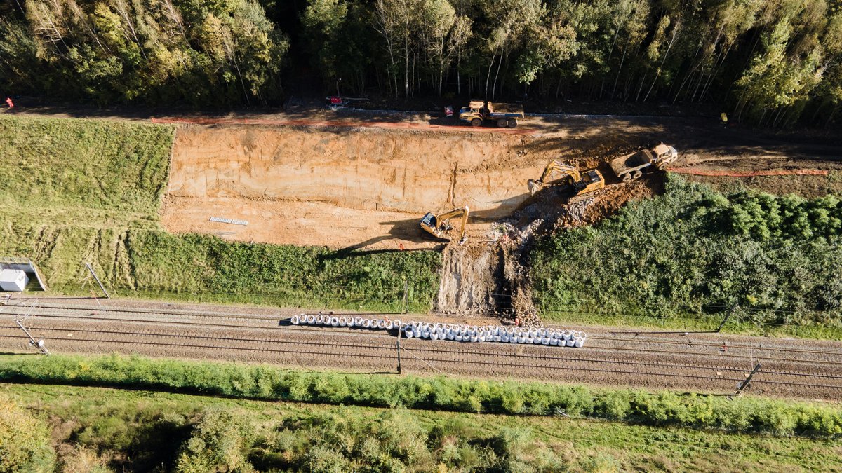 La force du Groupe SNCF : rétablir rapidement des situations complexes. Merci à SNCF RÉSEAU pour sa résilience face aux impacts de la tempête à Trilport. 
Dès lundi, les trains de la Ligne 1 seront de retour pour nos clients !