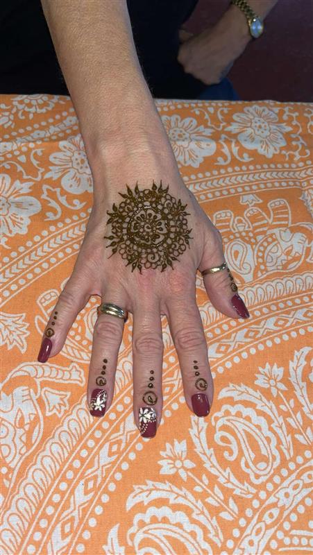 ArthurRankHouse's tweet photo. Join us for Henna with Hannah—our newest session at Arthur’s Shed!
Explore the art of henna every Monday, 11-12.  All materials provided. Suggested £5 donation welcome. Starts Monday 28 Oct!

To book: call 01223 675777 or email arthurs.shed@arhc.org.uk https://t.co/dlhQh7ammT
