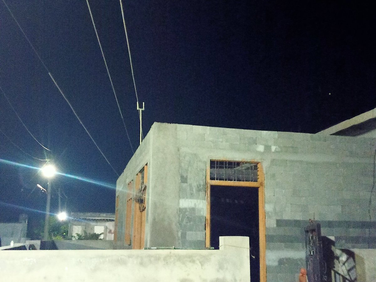 TeamRajannaa's tweet photo. చౌటుప్పల్ మండలం, ఆరెగూడెం గ్రామంలో 
 𝟭𝟭 𝗞𝗩 విద్యుత్ తీగలు ఇండ్ల మీద నుండి ఉండటం వలన ప్రజలు ఇబ్బందులకు గురి అవుతున్నారు. కొత్తగా ఇల్లు నిర్మాణం చేసుకునే వారు పూర్తిస్తాయిలో కట్టుకోలేకపోతున్నారు. 
కరెంట్ తీగల వలన ఎలాంటి నష్టం జరగకముందే అధికారులు స్పందించగలరు.
@rajgopalreddy_K https://t.co/KW6rZBvoHd