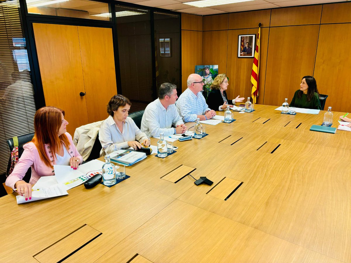 ‼️📚  Ens reunim amb la Consellera d'Educació <a href="/eniubo/">Esther Niubó</a> per reclamar solucions a la situació i necessitats de #Sitges en matèria d'ensenyament, una de les grans prioritats actuals.

✅️🌿 A més, també s'ha donat llum verda al projecte de coberta verda per a l’Escola Maria Ossó.