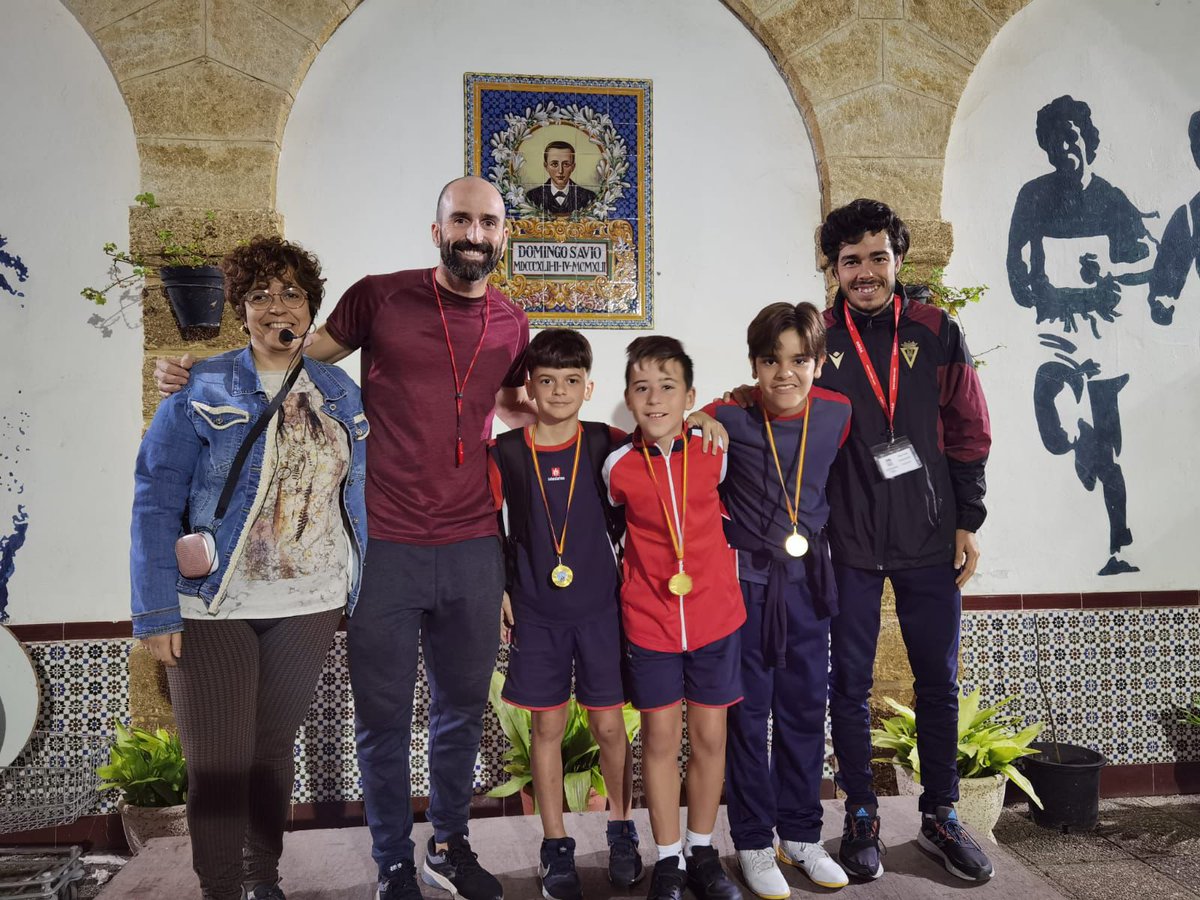 En la mañana de hoy nuestros alumnos de Secundaria, ganadores del concurso de puntería en fútbol, han recibido sus correspondientes medallas. Enhorabuena a todos por vuestra participación. Pero sobre todo, por vuestro espíritu solidario