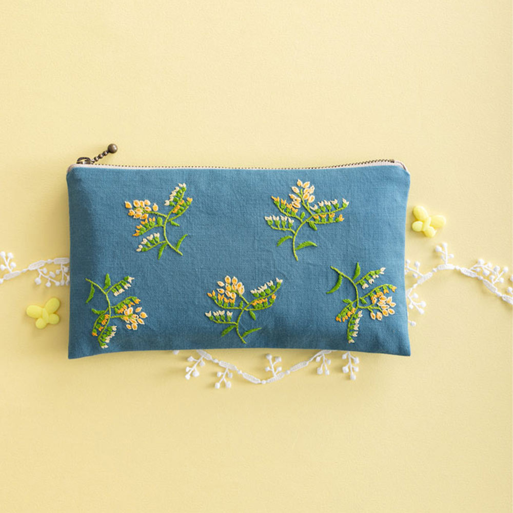 手刺繍入あずき/小豆のアイピロー【はりねずみ君と青い花束】