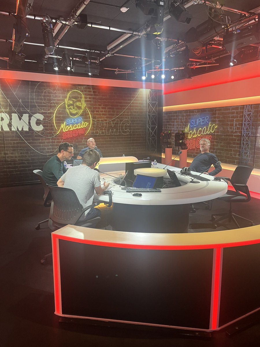 Excellent moment dans les coulisses du <a href="/Moscato_Show/">Super Moscato Show</a> 
Un grand merci <a href="/MorganMauryRMC/">Morgan Maury</a> pour l’invitation ! 

Il y a juste eu une histoire de lion dompté et de cirque que je n’ai pas bien saisie 😅

<a href="/VINCENT_MOSCATO/">VINCENT MOSCATO OFF</a> <a href="/DenisCharvet/">Denis Charvet</a> <a href="/PierreDorian/">pierre dorian</a>