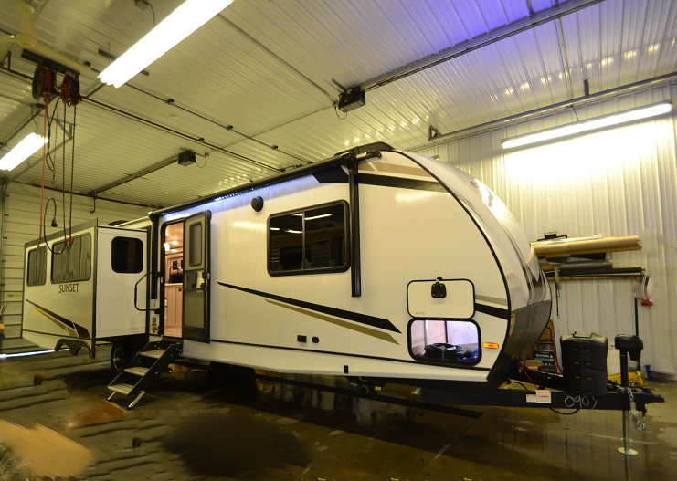 Hamiltons_RV's tweet photo. 🍂👻 Do you like a great deal? Rake in the Savings now! 👉 https://t.co/kPsh1PWhG6 On Sale for a limited time, the New 2023 CrossRoads RV Sunset Trail 330SI! It's 38 ft, 7,547 lbs, sleeps 6, has 3 slides, and a kitchen island! All for $39,990! 🌟
#HamiltonsRV #Travel #Nature https://t.co/yO9y02E4c2