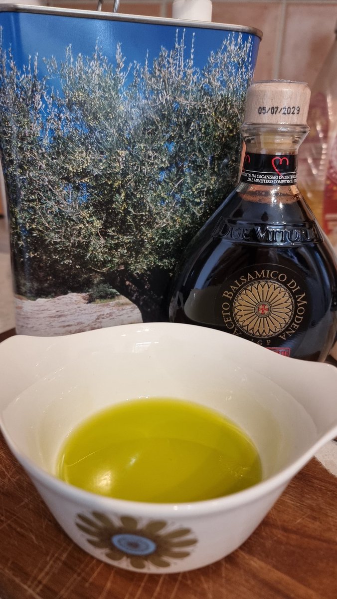 It's the most wonderful time of the year....!🎵
Fresh from Italy, olives picked by Vittoria's own hands! Thank you so much to the Marinello family! My annual treat and polyphenol hit 😋 
#EVOO #PressedOnTuesday #Fresh