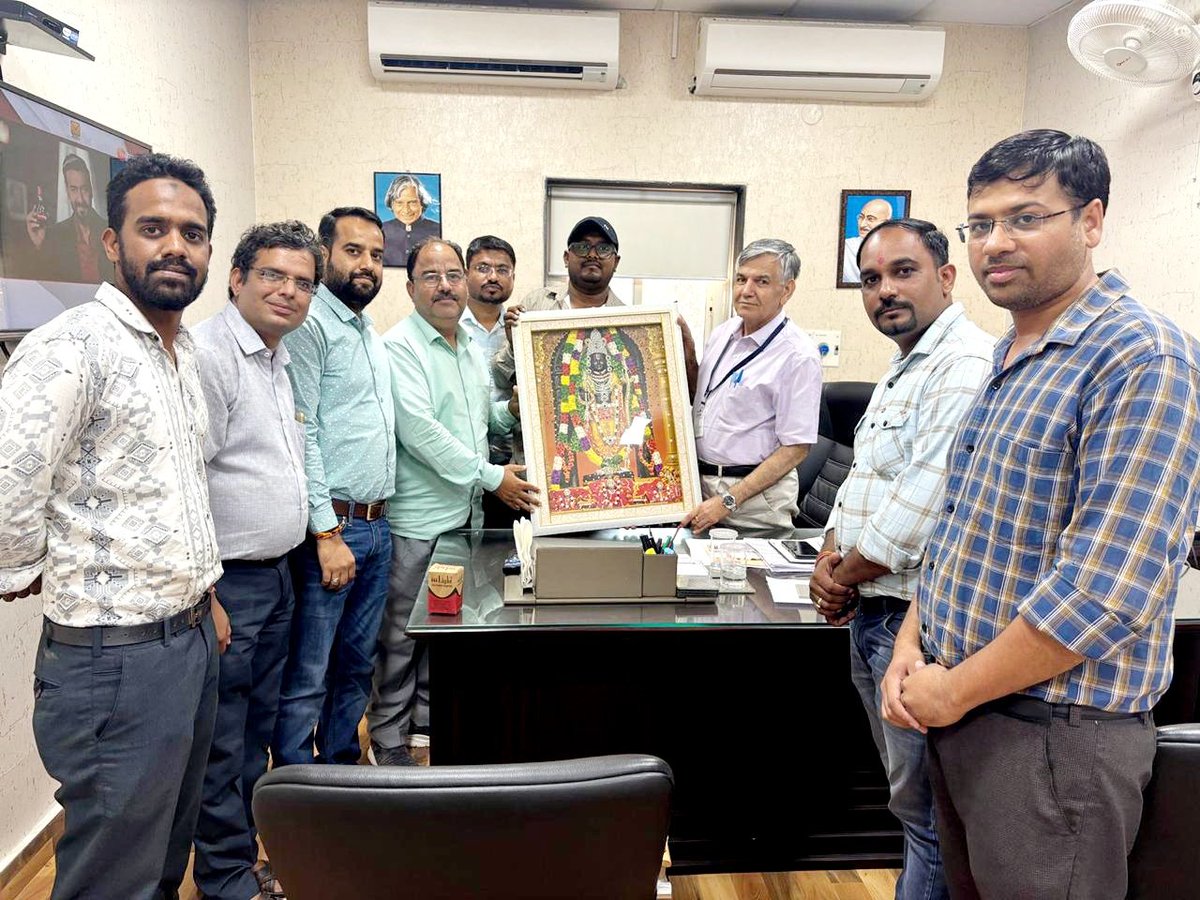 आज पुन शिफू में फार्मासिस्ट भर्ती प्रक्रिया पूरी करवाने हेतु मान्य डायरेक्टर ओपी थाकन सहाब से शिष्टाचार मुलाकात साथ में भगवान राम की लाइट वाली फोटो फ्रेम चित्र भेट करी दीपावली के पावन पर्व पर।🙏
<a href="/dr_vishwjeet/">Vishwjeet mitra(विश्वजीत मित्रा)</a> <a href="/BhajanlalBjp/">Bhajanlal Sharma</a> <a href="/pharma_bharti/">युवा प्रकोष्ठ राजस्थान फार्मासिस्ट एसोसिएशन</a> <a href="/RajCMO/">CMO Rajasthan</a> <a href="/EducationRns/">RNS Education News</a> <a href="/educationnagari/">Education Nagari</a>