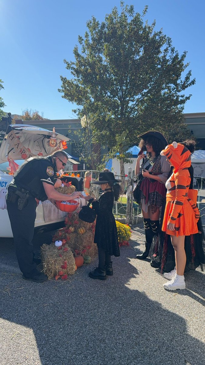 MEM_PoliceDept's tweet photo. This week, the Harbor Town Fall Festival brought the community together, and North Main Station Officer Turner was there to help out.
#MemphisPoliceDepartment #MPD
#NorthMainStation #HarborTown
#FallFestival #BestInBlue #CommunityRelations #SupportMPD #joinMPD #MemphisStrong https://t.co/HYlBijHiNO