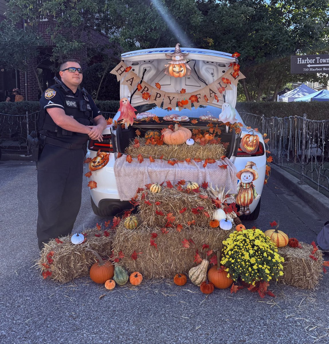 MEM_PoliceDept's tweet photo. This week, the Harbor Town Fall Festival brought the community together, and North Main Station Officer Turner was there to help out.
#MemphisPoliceDepartment #MPD
#NorthMainStation #HarborTown
#FallFestival #BestInBlue #CommunityRelations #SupportMPD #joinMPD #MemphisStrong https://t.co/HYlBijHiNO