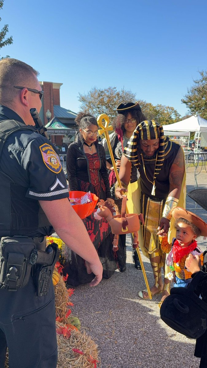 MEM_PoliceDept's tweet photo. This week, the Harbor Town Fall Festival brought the community together, and North Main Station Officer Turner was there to help out.
#MemphisPoliceDepartment #MPD
#NorthMainStation #HarborTown
#FallFestival #BestInBlue #CommunityRelations #SupportMPD #joinMPD #MemphisStrong https://t.co/HYlBijHiNO