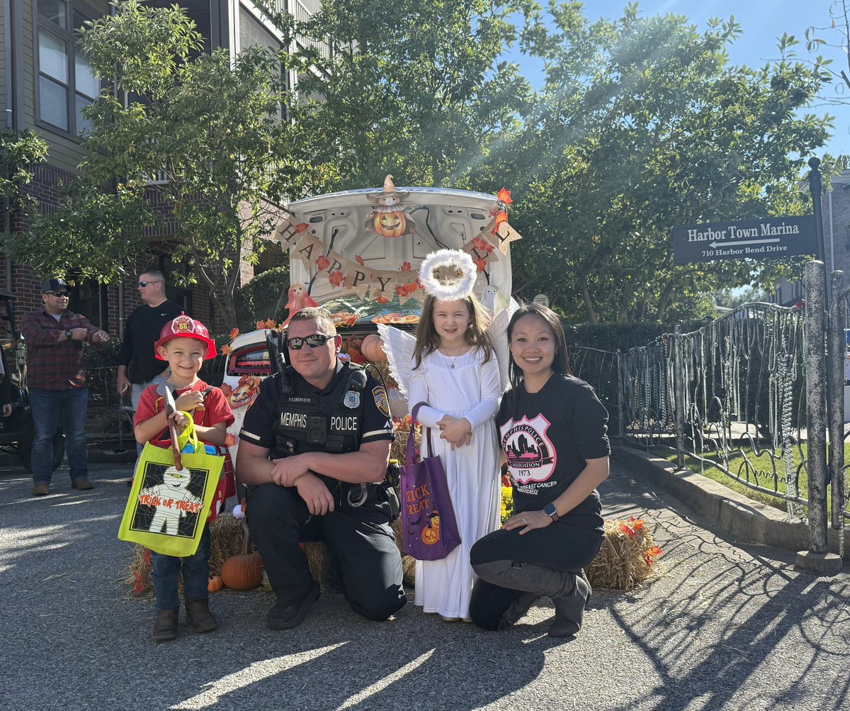 MEM_PoliceDept's tweet photo. This week, the Harbor Town Fall Festival brought the community together, and North Main Station Officer Turner was there to help out.
#MemphisPoliceDepartment #MPD
#NorthMainStation #HarborTown
#FallFestival #BestInBlue #CommunityRelations #SupportMPD #joinMPD #MemphisStrong https://t.co/HYlBijHiNO