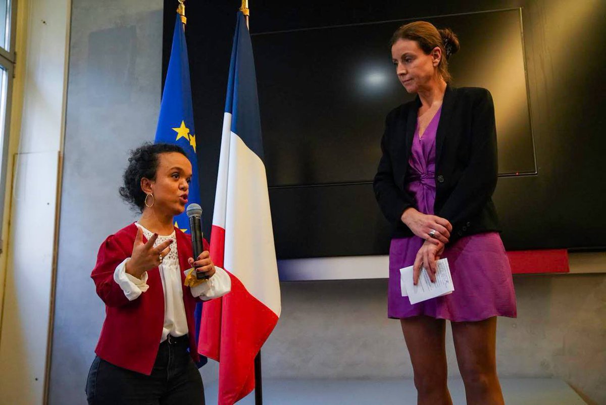 Notre regard sur les personnes de petite taille doit CHANGER !
Moqueries, photos volées, images dégradantes, tout cela doit cesser comme le rappelle cette exposition.

A l’école, au travail, dans la rue, respectons les personnes de petite taille !