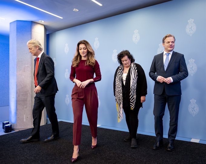 PetravanDam3's tweet photo. #asielzoekers #noodwet  #asielnoodmaatregelenwet 
#spreidingswet Ter Apel
Yesilgöz Wilders Faber 

Deze bruine bende bedondert de boel! Zolang de onderbuik van de achterban maar wordt gevoed en vluchtelingen als een stuk stront behandeld kunnen worden. 

Vluchtelingen terugsturen naar Syrië: Onmogelijk! Dit bepaalt een land/kabinet niet.
Grenscontroles: Geen aanleiding voor.
Dublin-akkoorden: Niets nieuws en lukt niet.
Extra cellen: Pure symboliek en geen personeel. 
Spreidingswet dit jaar nog intrekken: Onmogelijk! Intrekkingswet nodig.
Gezinshereniging beperken: Zet geen zoden aan de dijk.