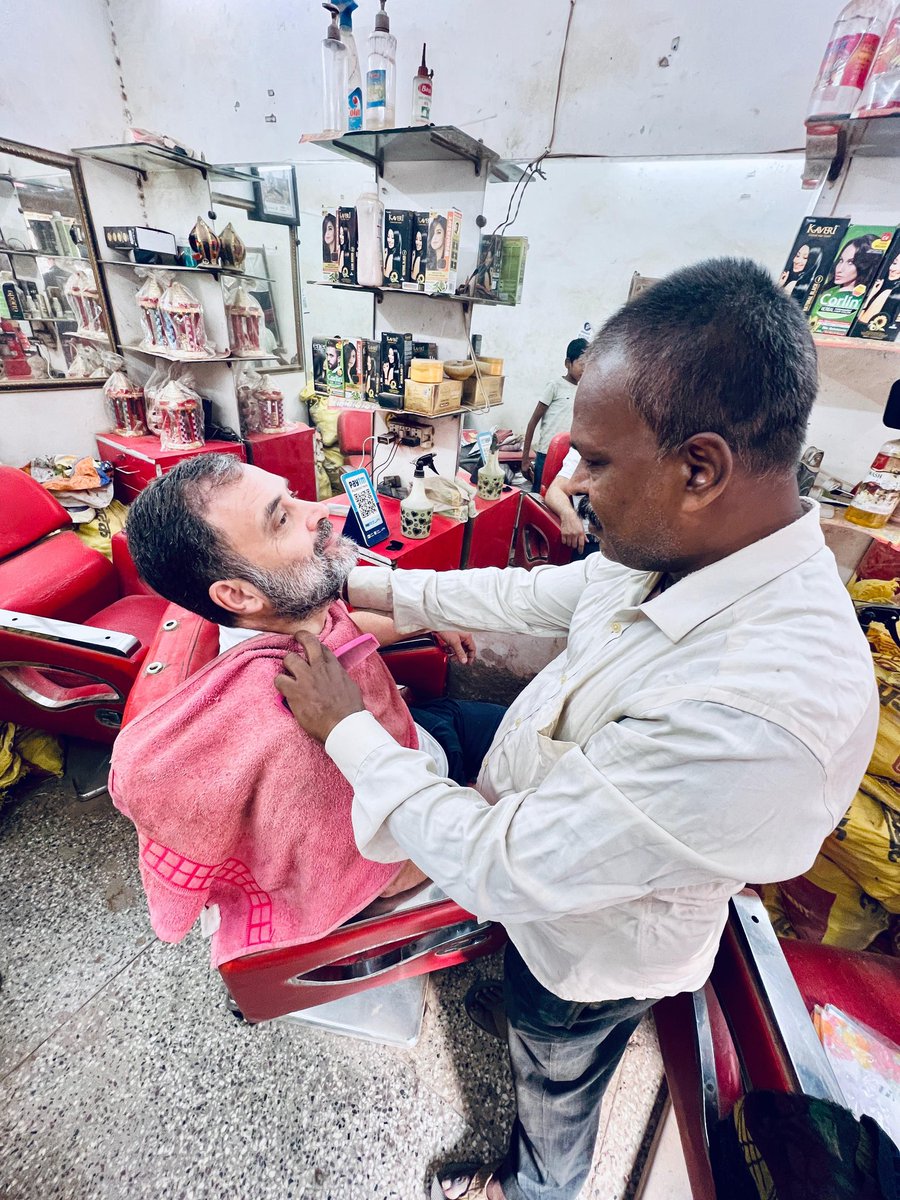 AkashTaywadeINC's tweet photo. सोशल मीडिया पर दिखने वाला भारत और असल का भारत, दोनों में जमीन-आसमान का अंतर है। सोशल मीडिया पर ऐसा लगता है कि सारी समस्याओं की जड़ धर्म है, जबकि असल जिंदगी में असली समस्या कम आमदनी और आर्थिक चुनौतियाँ हैं।
#RealIndia #BeyondSocialMedia #UnderstandingReality #IndiaToday https://t.co/YJZlsXhKuF