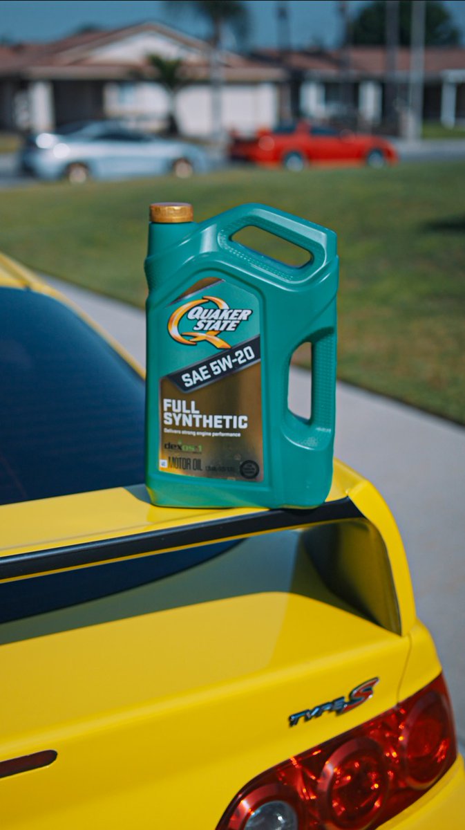 QuakerState's tweet image. Teamwork makes the dream work 🤝 Who are you working in the garage with? #EnergizeYourEngine