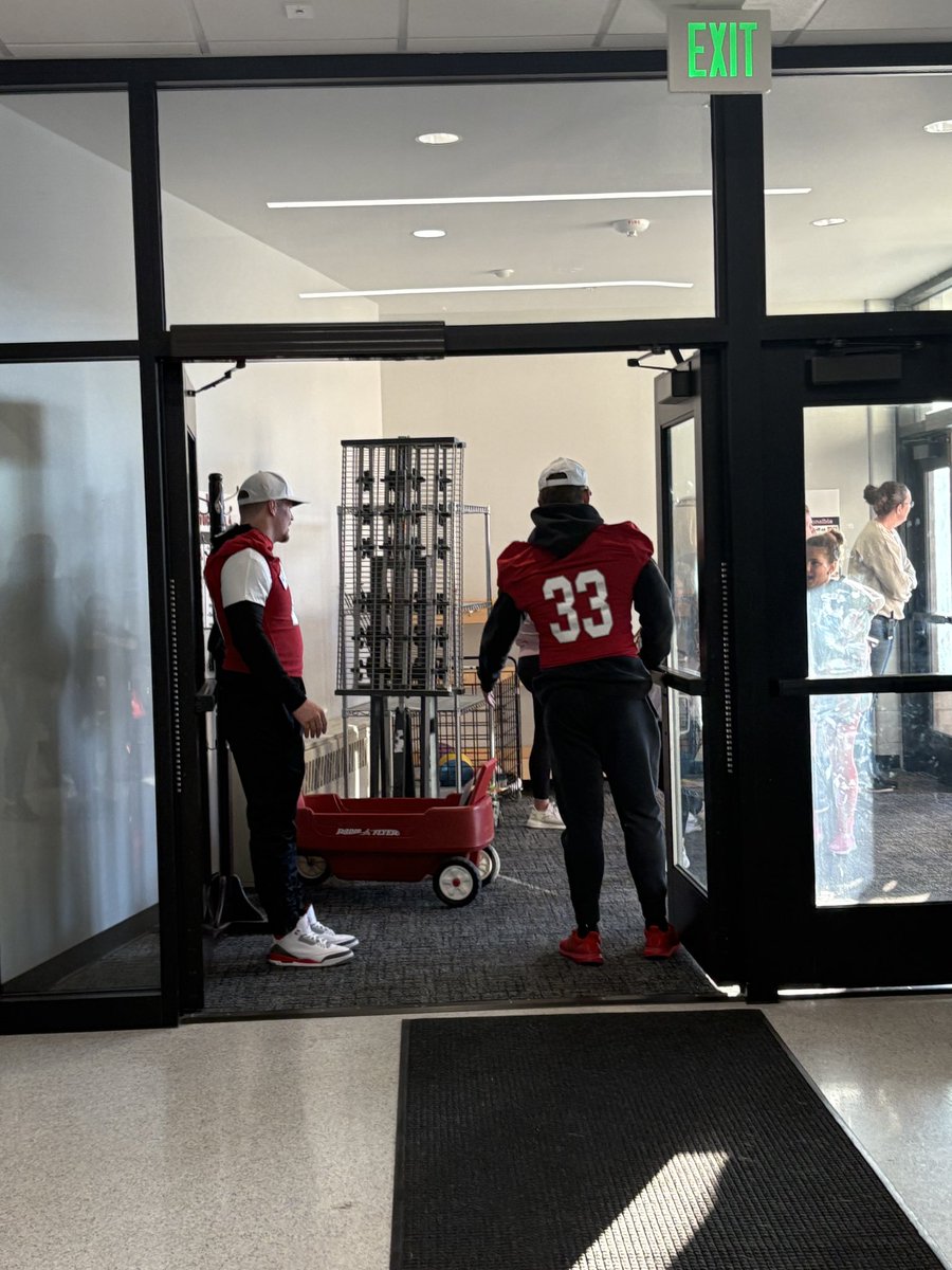 GVVikingFB's tweet photo. Had a great time greeting students as they arrived to school today! Thanks Valerius Elementary School for having us! 

#3D https://t.co/8L31tfvU8P