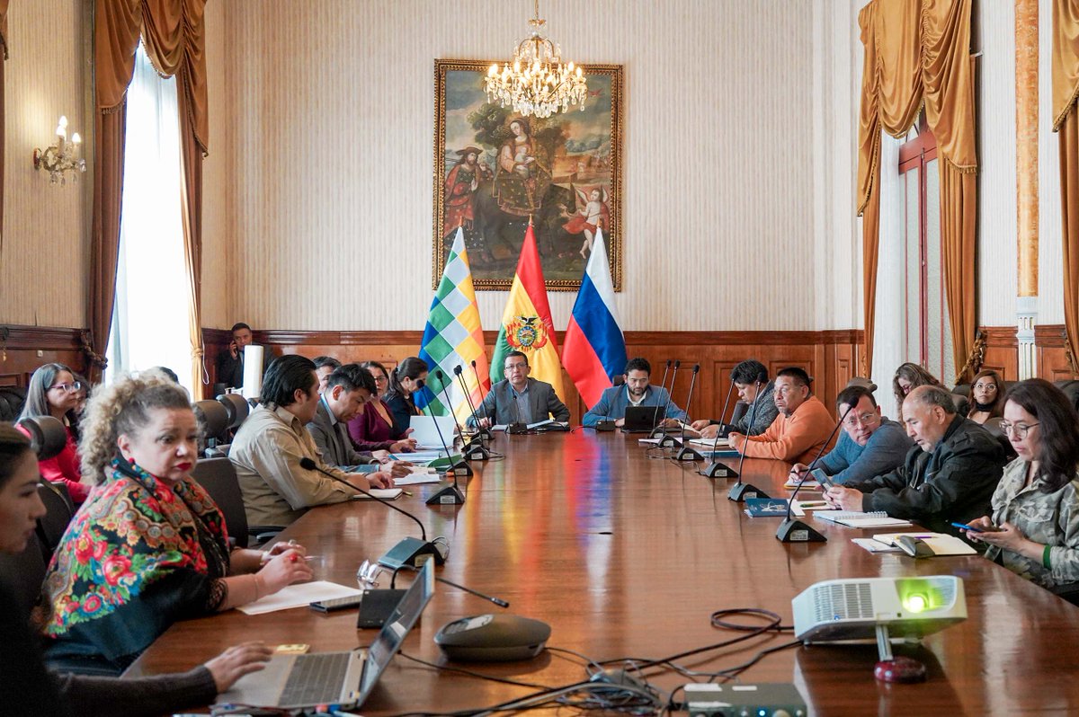 MRE_Bolivia's tweet photo. Paralelamente a la Cumbre de los BRICS, los Copresidentes de la Comisión Intergubernamental Ruso-Boliviana de Cooperación Económica y Comercial, Huáscar Ajata por Bolivia y Pavel Sorokin por Rusia, sostuvieron una importante reunión.
1/2

#BRICS2024 #BRICSSummit https://t.co/rHadtdGd2K
