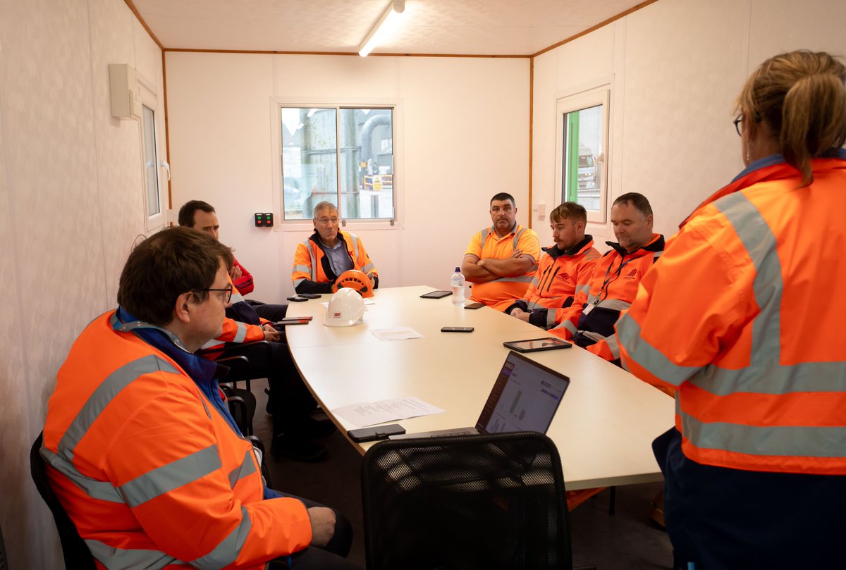 PortofWaterford's tweet photo. #irishportsafetyweek Day 4
Good interaction and feedback at the Class 3 PPE demonstration & PPE given out to encourage behavioural change &improve safety of all users, with tasty Coffee from @everbean cafe☕️
We also had Safety in the Digital Age workshops from
@DulannEms https://t.co/nAy6UPfMv5
