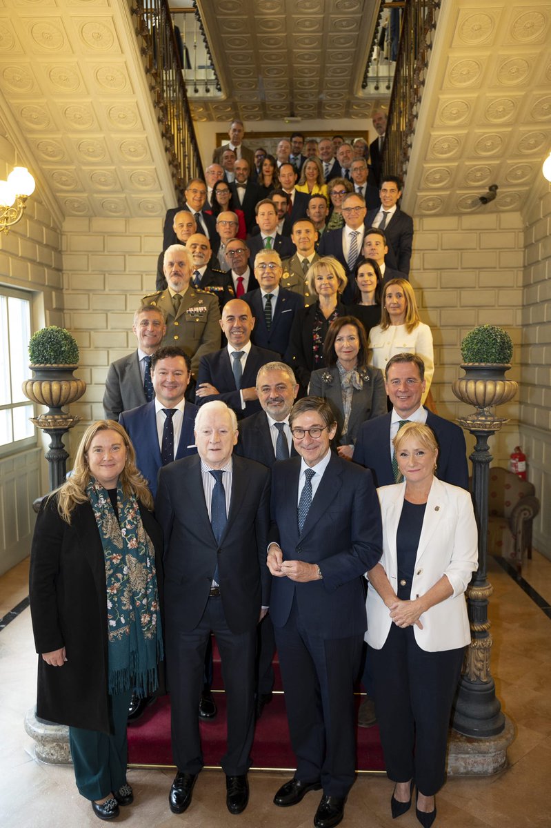 caixabank's tweet photo. La @CamaraBurgos ha entregado la Medalla de Oro a nuestro presidente, José Ignacio Goirigolzarri, como reconocimiento a su trayectoria profesional y a su papel clave en la transformación del sector financiero español. 📸 https://t.co/ZZHV42sH6w