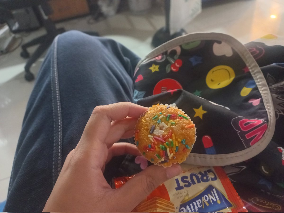 Ufaq__'s tweet image. good thing about having a job in my own city is that abba brings lil snacks to take to work cuz maybe it&apos;s 2007 and I&apos;m still going to school