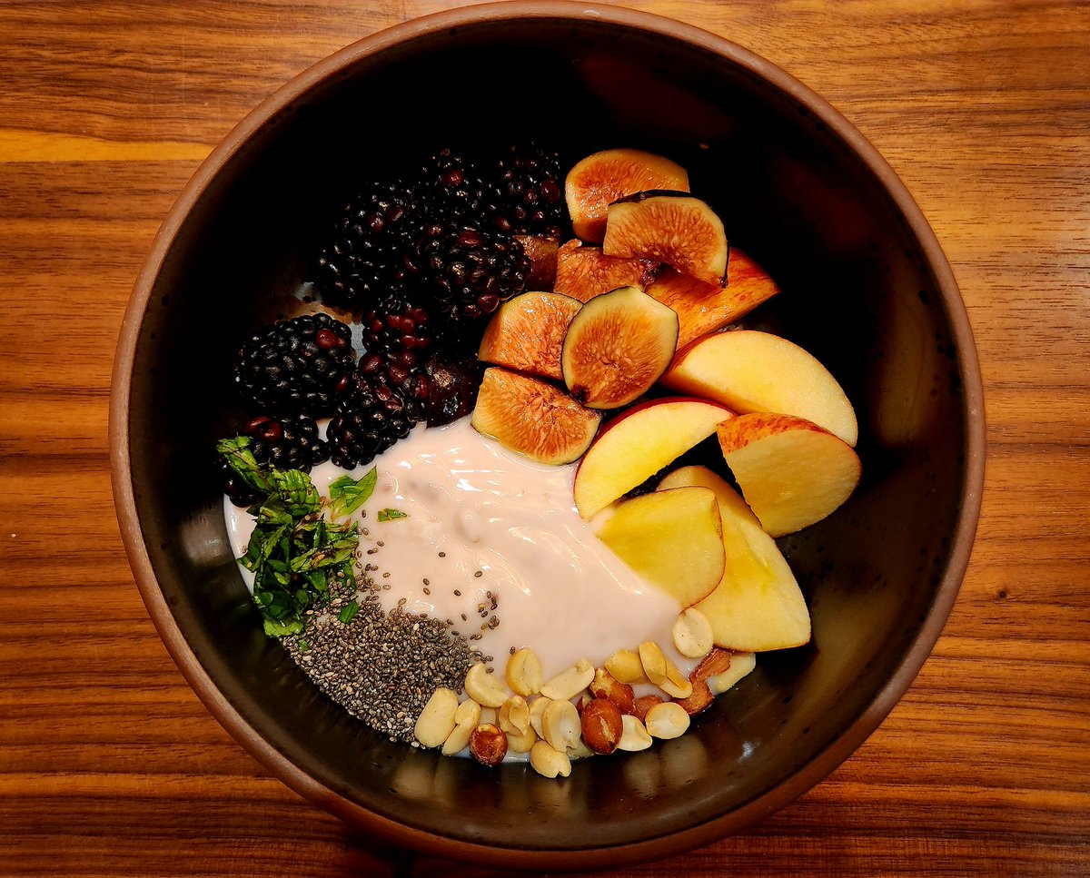 Eating 30 different plants-based foods per week will make your stomach happy. This one breakfast bowl has 6! #breakfast #HealthyLiving #fruits