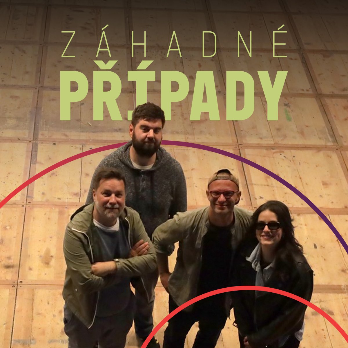tvnovaofficial's tweet photo. 📺 Během natáčení nového seriálu Záhadné případy, který se na obrazovkách TV Nova objeví už tuto neděli 27. 10., se poprvé před kamerou sešli Miroslav, Martin a Sára Donutilovi. Naopak se společností Bionaut v čele s Vratislavem Šlajerem, která pro TV Nova seriál připravila se diváci mohli potkat již několikrát. Stojí totiž za úspěšnými seriály Dáma a Král nebo Odznak Vysočina, který se na jaře vévodil nedělním večerům. 😍
S kreativní producentkou Lenkou Szántó, která je podepsaná pod Záhadnými případy spolu natočili i sérii Jitřní záře z dílny Voyo Originál. Tentokrát se jim společně po krátké pauze podařilo vrátit na obrazovky TV Nova právě Miroslava Donutila. Jemu psal roli „na tělo“ scénárista Štefan Titka. „Nápad udělat mysteriózní seriál jsme v hlavě nosili dlouho. Věděli jsme, že Mirek Donutil má sám tenhle žánr rád, a protože my s producentem Vratislavem Šlajerem taky, hledali jsme jen správný námět a čas, kdy se do toho společně pustit. Pro mě osobně jako pro tvůrce jsou proto Záhadné případy skoro jako splněný sen. Měl jsem možnost si vyzkoušet žánr, ke kterému si zas tak často jako scenárista nepřičichnu a který je mi velmi blízký i z diváckého hlediska. Mirek Donutil je legenda. Pamatuju si ještě doby, kdy jsme na základce citovali nejen jeho hlášky z filmů jako Dědictví, ale i z jeho vyprávěcích “stand-upů” na magnetofonových kazetách, které jsme si mezi kamarády půjčovali. Spolupracovat s ním už na několikátém projektu je pro mě proto vždycky tak trochu surreálný zážitek a zároveň ohromná čest.“🎬 
Na fotkách: @vratislav Šlajer (@BionautFilms ), scenárista Štefan Titka, kameramanka Veronika Donutková, režisér Lukáš Hanulák a kreativní producentka Lenka Szántó.