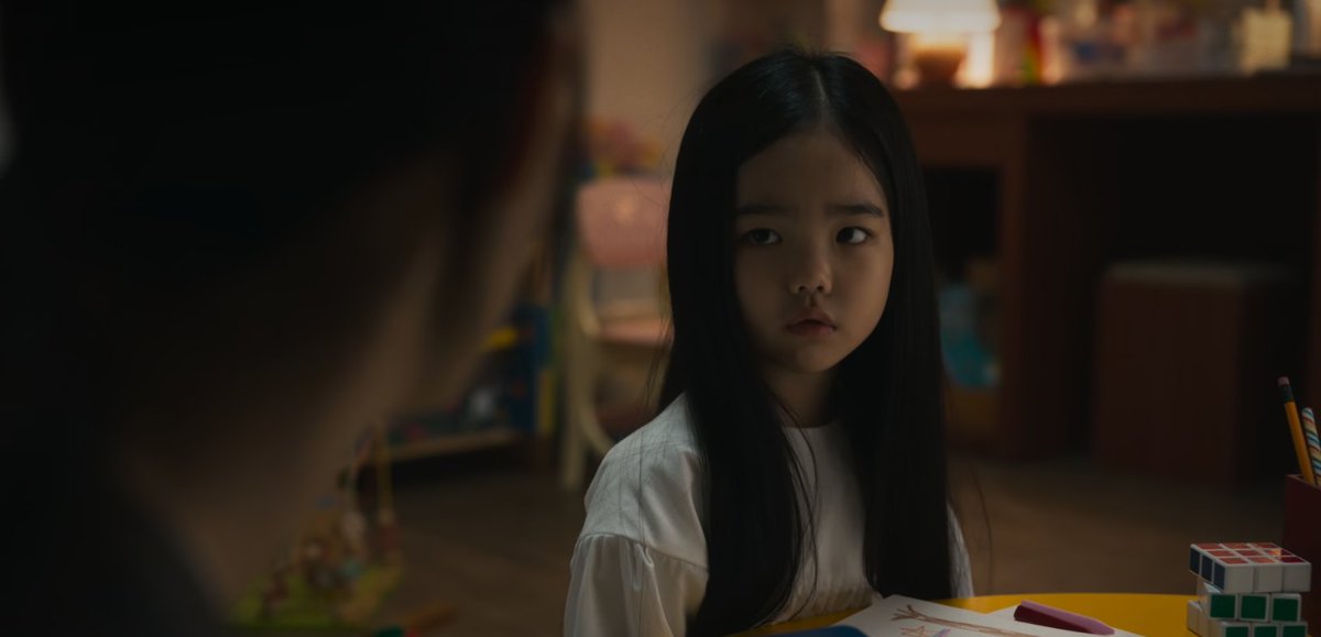 BlancaTruebaID's tweet image. #OhEunSeo is everywhere! She's also in #HellboundSeason2, as Bae Jae Hyeon, the baby who got decree in season 1 and saved by her parents from being burnt by the hell monsters.

The baby has grown up now under Sodo's care. But she is treated like an experiment object.

#Hellbound