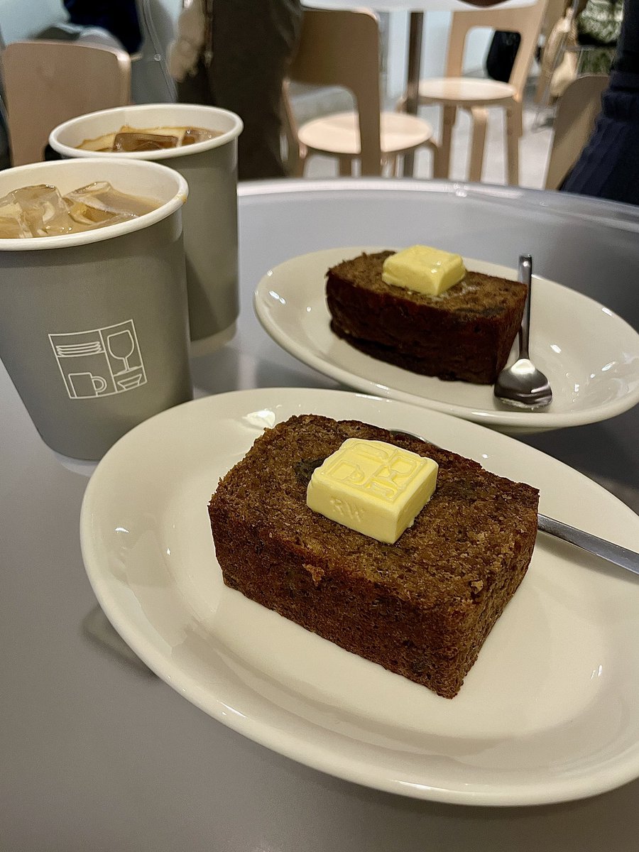 et_bkk06's tweet photo. 9月下旬頃オープンしたカフェ兼ワインバーなお店に行ってきた☕️
雰囲気いいしここのバナナケーキがバターたっぷりで美味しかった🍌🤍ワインも美味しそうね〜（眺めただけ🙂‍↕️
ハロウィンメニューも出るみたい👀🎃ちなみにイケメン店員さんが多いとの口コミあり🥹👍ｗ

📍RW Coffee and Wine https://t.co/710RA8s7jD